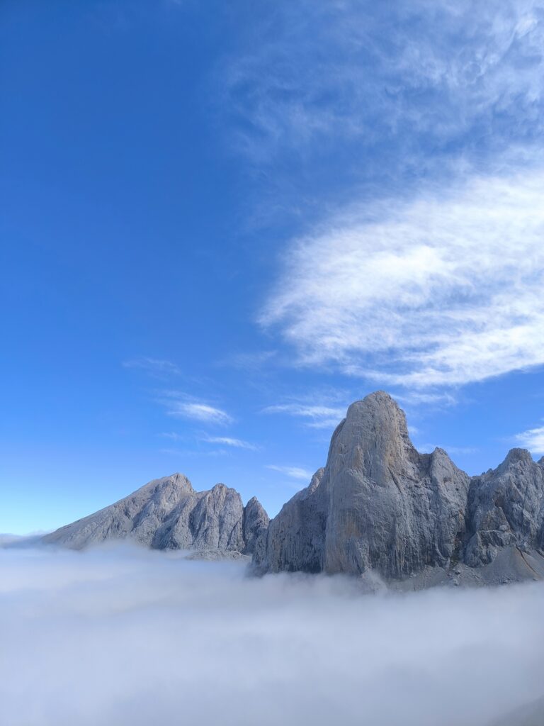 Naranjo de bulnes et mer de nuage